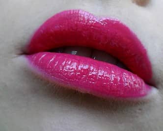 Catrice pomadka Ultimate Shine 210 Kiss Kiss Hibiskiss